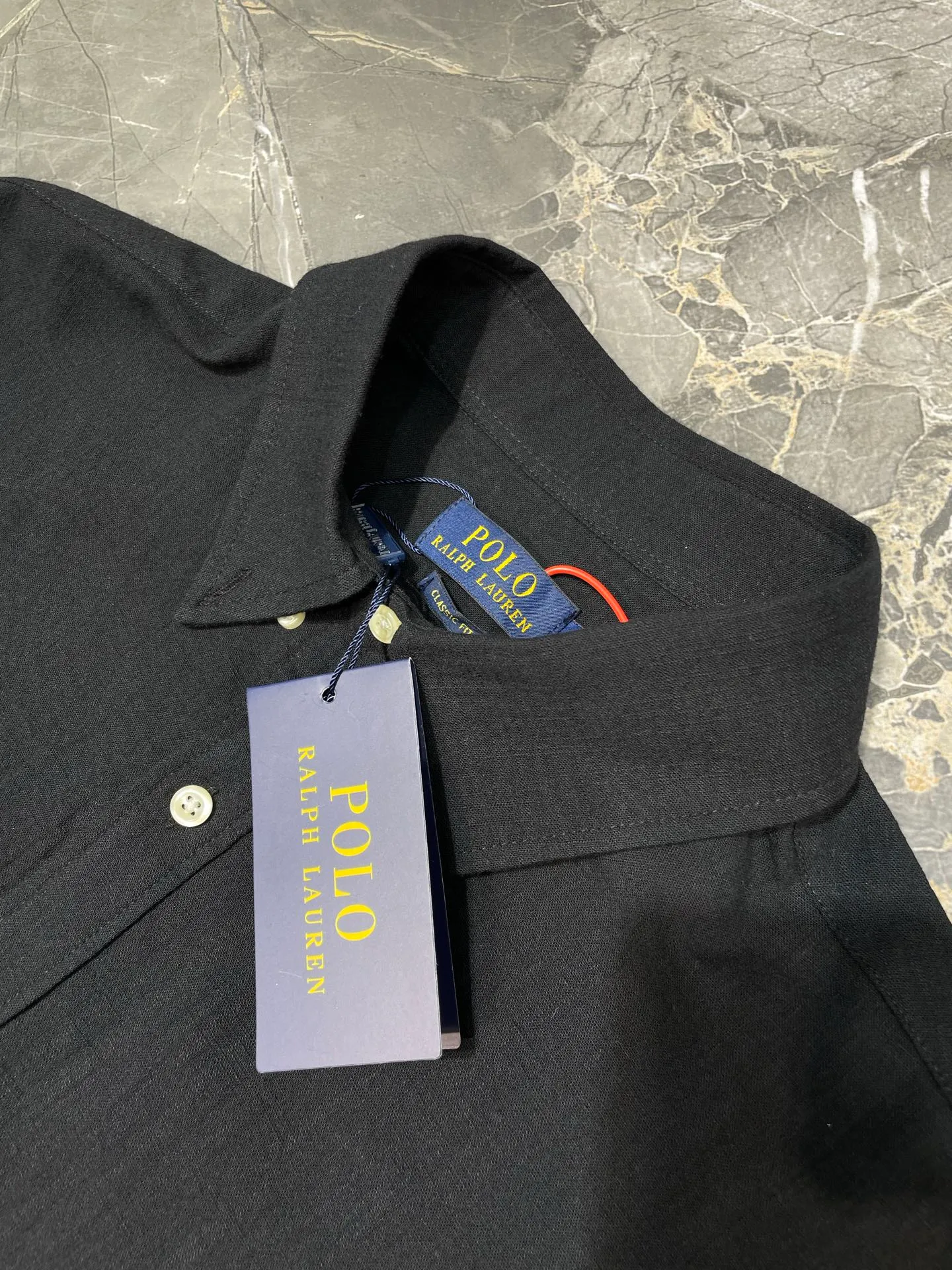 P430 Ralph Lauren 🌟[Top Original] Embroidered linen shirt. Selected high-quality linen material with natural texture and breathability. Tight and smooth, comfortable and close to the skin. Elegantly presented with a touch of deep ink. Exquisite red pony logo is embellished, like a smart flame in the dark night. The clever design of the external pleated slit back shoulder adds a sense of agility and detachment in a minimalist shape. Contains the soul of fashion. Process 1: Adopt imported machine embroidery technology and use advanced computer control systems and precision mechanical components to achieve the iconic pony embroidery operation with high precision and smooth and delicate lines. Process 2: Adopt side-turning buried clamp stitching process, which is smooth and tidy. Process 3: The fabrics have been washed and have a better hand feel. Not easy to deform, not easy to shrink, not easy to fade, and maintain long-term beauty. Accessories: Customized 1:1 thick plate resin buckle Customized 1:1 Ralph Lauren trademark Fit: Loose fit Size: S M L XL